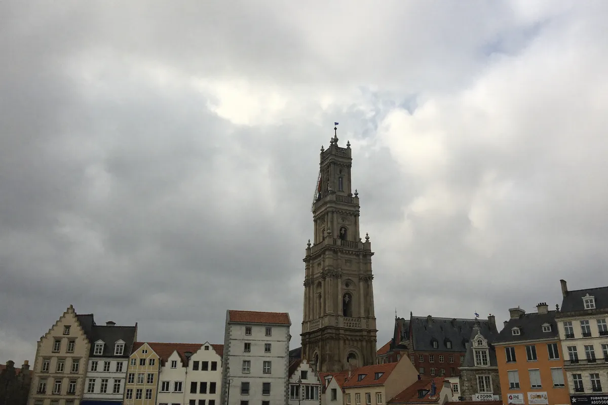 Le beffroi de style flamand de l'hôtel de ville de Calais