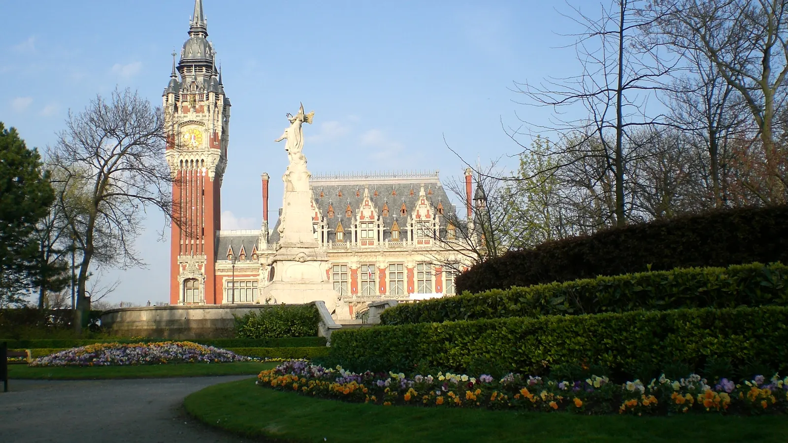 L'hôtel de ville de Calais et son beffroi, vus du parc Saint-Pierre