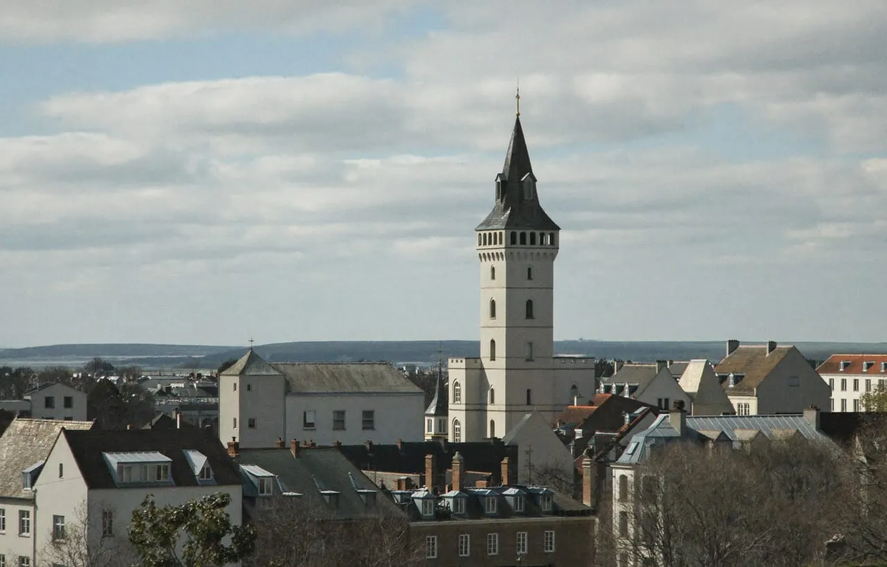 Le beffroi et les toits de brique de Calais sous un ciel de la côte d'Opale